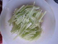 口感好的凉拌金针菇做法图解4)