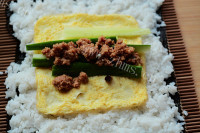 色泽鲜亮的金枪鱼紫菜包饭做法图解11)