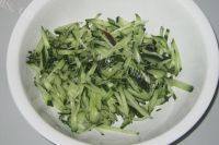 香味四溢的黄瓜拌海带做法图解2)