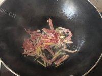 常吃不腻的韭菜炒肉做法图解3)