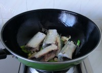 鲜美细嫩红烧针梁鱼做法图解7)
