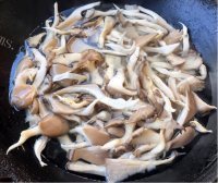 好吃平菇炒鲜肉做法图解3)