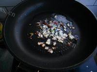 虾酱炒豆腐做法图解8)