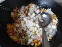 营养可口的玉米香肠雪菜炒饭做法图解6)
