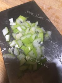 脆嫩可口的青椒炒鸡蛋做法图解3)