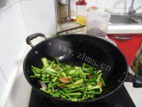 「DIY美食」蒜苔炒腊肉做法图解6)