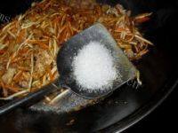 美味茭白炒肉丝做法图解8)