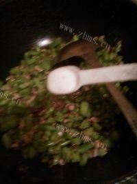 鲜香美味肉末四季豆做法图解8)