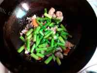 美味的虾仁香菇炒芦笋做法图解5)