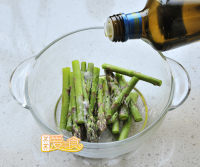 培根芦笋卷做法图解2)