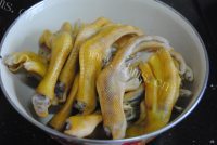 美味的螺蛳鸭脚煲做法图解2)
