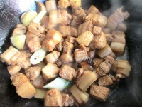 美味的经典红烧肉做法图解7)