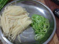 色味俱佳的尖椒土豆丝做法图解2)