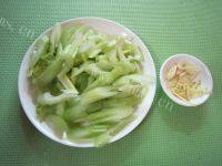 清淡的西芹炒牛肉做法图解2)