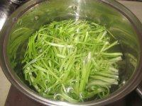 家常菜芹菜木耳炒肉做法图解1)