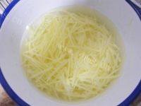 家常菜孜然土豆丝做法图解2)