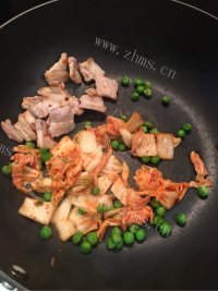 美丽的泡菜五花肉炒饭做法图解7)