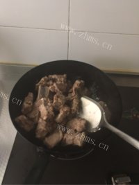 回味无穷的排骨烧土豆做法图解5)