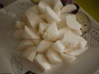 家常菜牛肉萝卜煲做法图解2)