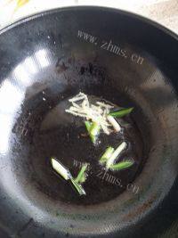 家常菜茭白炒肉丝做法图解4)