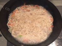 美味的海鲜面做法图解4)