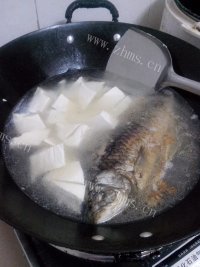 美味的鲫鱼豆腐汤做法图解6)