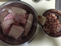 美味的猪蹄花生汤做法图解1)