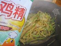 饱满的芹菜土豆丝