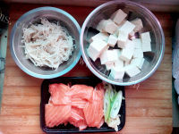 三文鱼炖豆腐做法图解1)