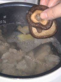 美味的香菇排骨汤