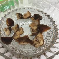 美味的鸡腿香菇汤做法图解4)