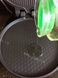 营养的蟹肉鱼肠洋葱鸡蛋饼做法图解7)
