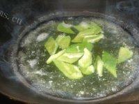 家常菜青椒炒菜花做法图解7)