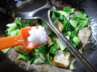 家常菜油豆腐炒青菜做法图解7)