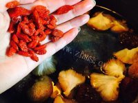 美味的药膳乌鸡煲做法图解8)