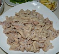 家常菜青椒炒肥肠做法图解2)