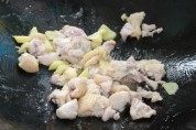 美味的鸡腿炒双菇做法图解2)