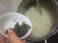 色香味俱全的皮蛋瘦肉粥做法图解11)