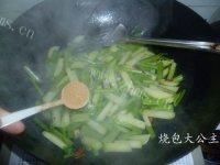 家常菜芹菜炒土豆做法图解7)