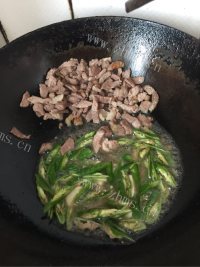 诱人的农家小炒肉做法图解4)