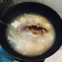 鲫鱼萝卜豆腐汤做法图解5)