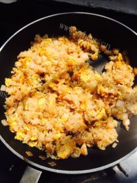美味的鲜虾炒饭做法图解5)