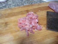 家常菜芹菜炒肉做法图解2)