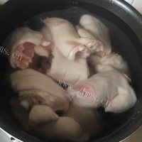 可口的五香酱猪蹄做法图解3)