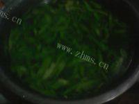 香脆的芹菜拌花生米做法图解2)