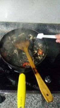 好吃不腻的海带炒肉丝做法图解6)
