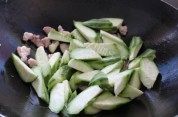 色泽不错的猪肉炒丝瓜做法图解3)