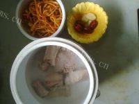 养生的虫草花排骨汤做法图解2)