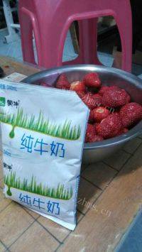 自制草莓奶昔做法图解1)