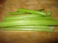 外婆教我做芹菜炒土豆丝做法图解2)